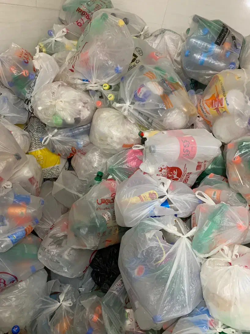 تعداد زیادی بطری و پلاستیک|ظروف نگهدارنده، پلاستیکی، یکبارمصرف|بندر انزلی, امامزاده|دیوار