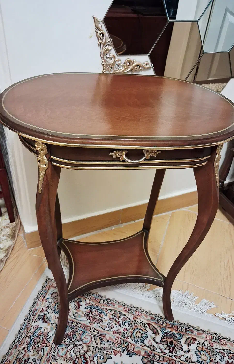 یک عدد میز چوبی کنار مبلی|میز تلفن|تهران, بهداشت|دیوار