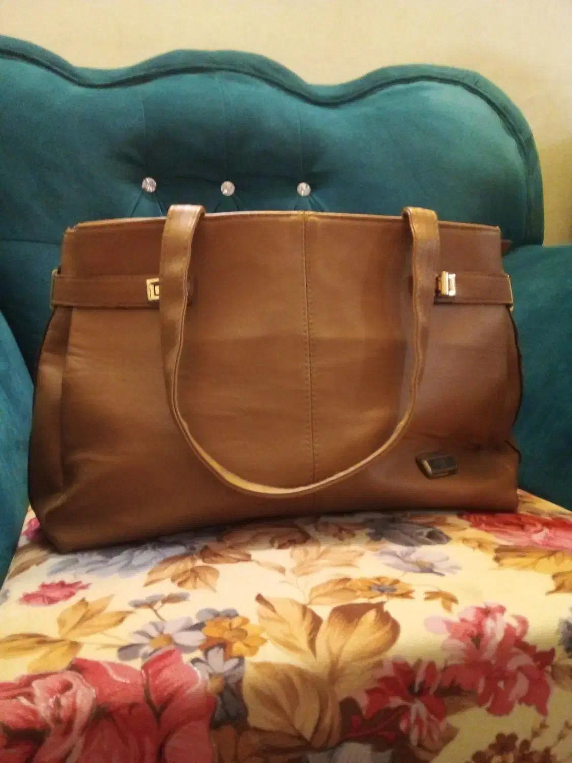 کیف بزرگ|کیف، کفش، کمربند|قدس, شهر‌قدس|دیوار