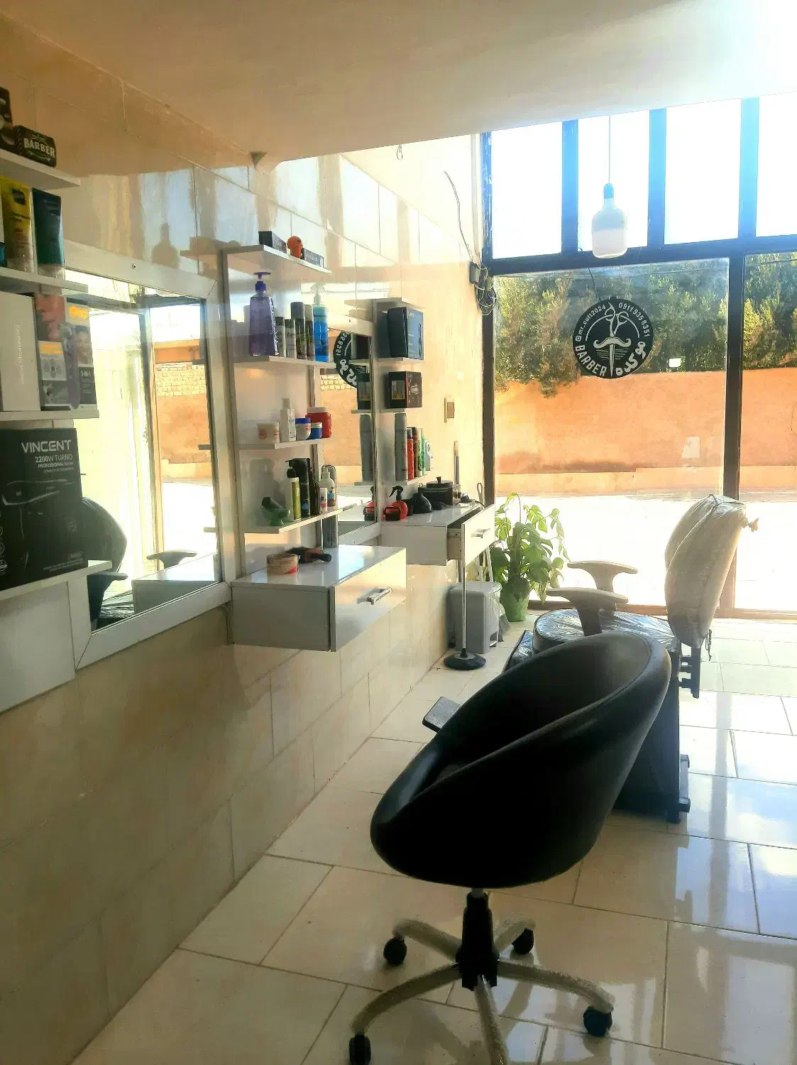 دکوراسیون همراه صندلی،سرشور،بنرطرح لوازم آرایشگری|آرایشگاه و سالن‌های زیبایی|منجیل, |دیوار