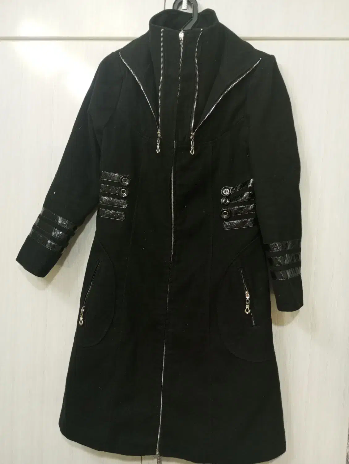 پالتو مشکی|لباس|نیشابور, دارایی|دیوار