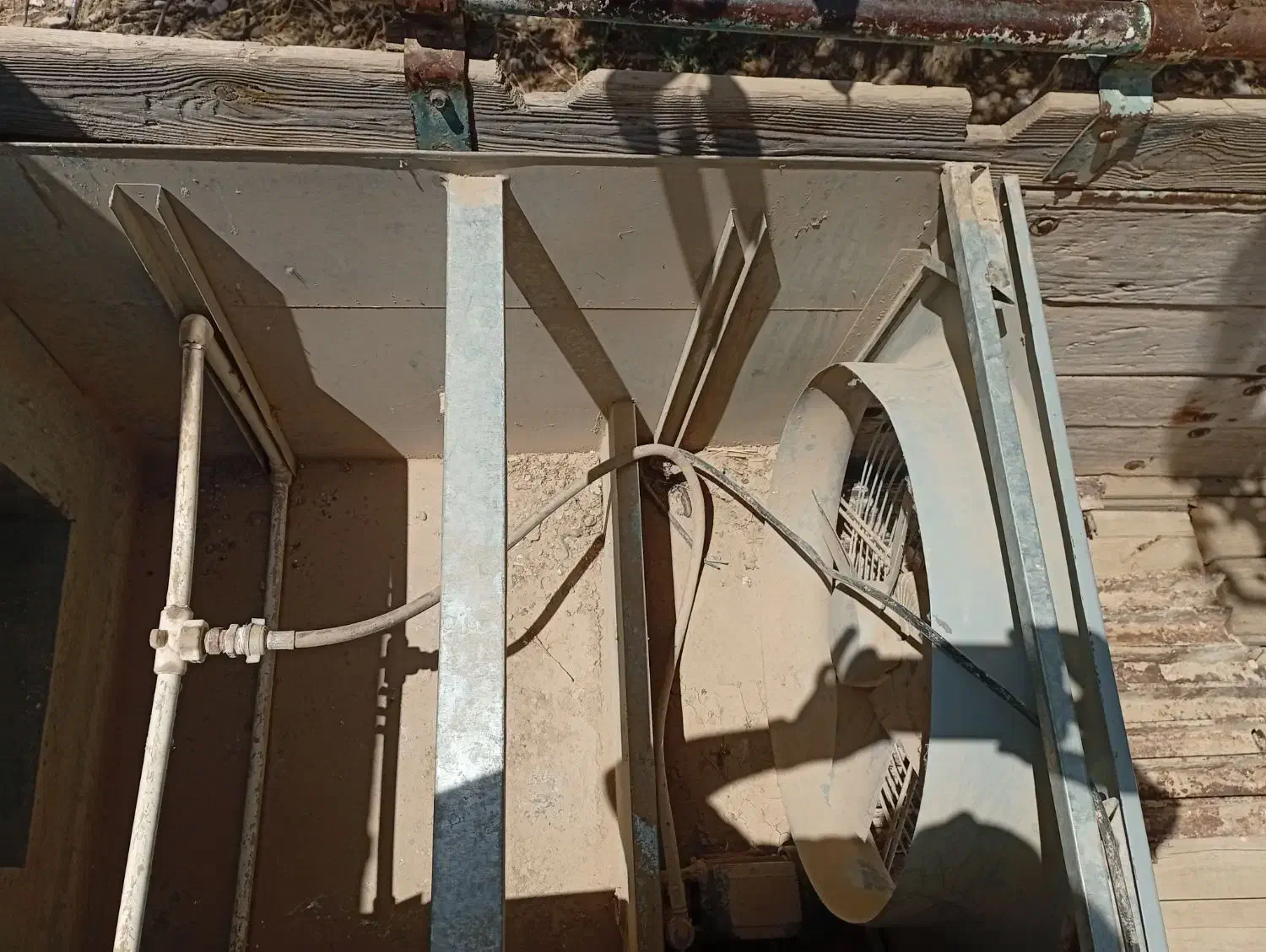 فن مه پاش رطوبت دهنده کارگاه قارچ|پنکه و تصفیه‌کنندهٔ هوا|اسفراین, |دیوار