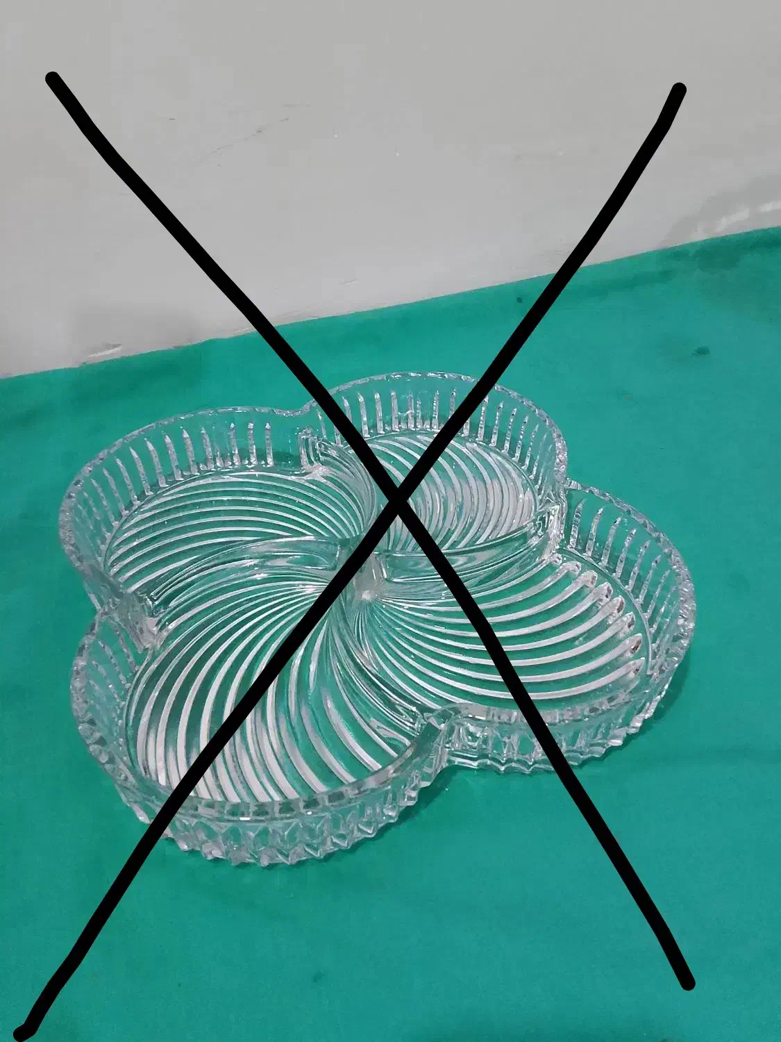 تعدادی ظرف پذیرایی و لیوان|ظروف سرو و پذیرایی|چهارباغ, |دیوار