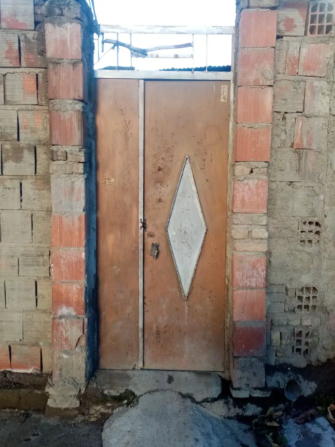 درحیاط|فعالیت داوطلبانه|خان ببین, |دیوار