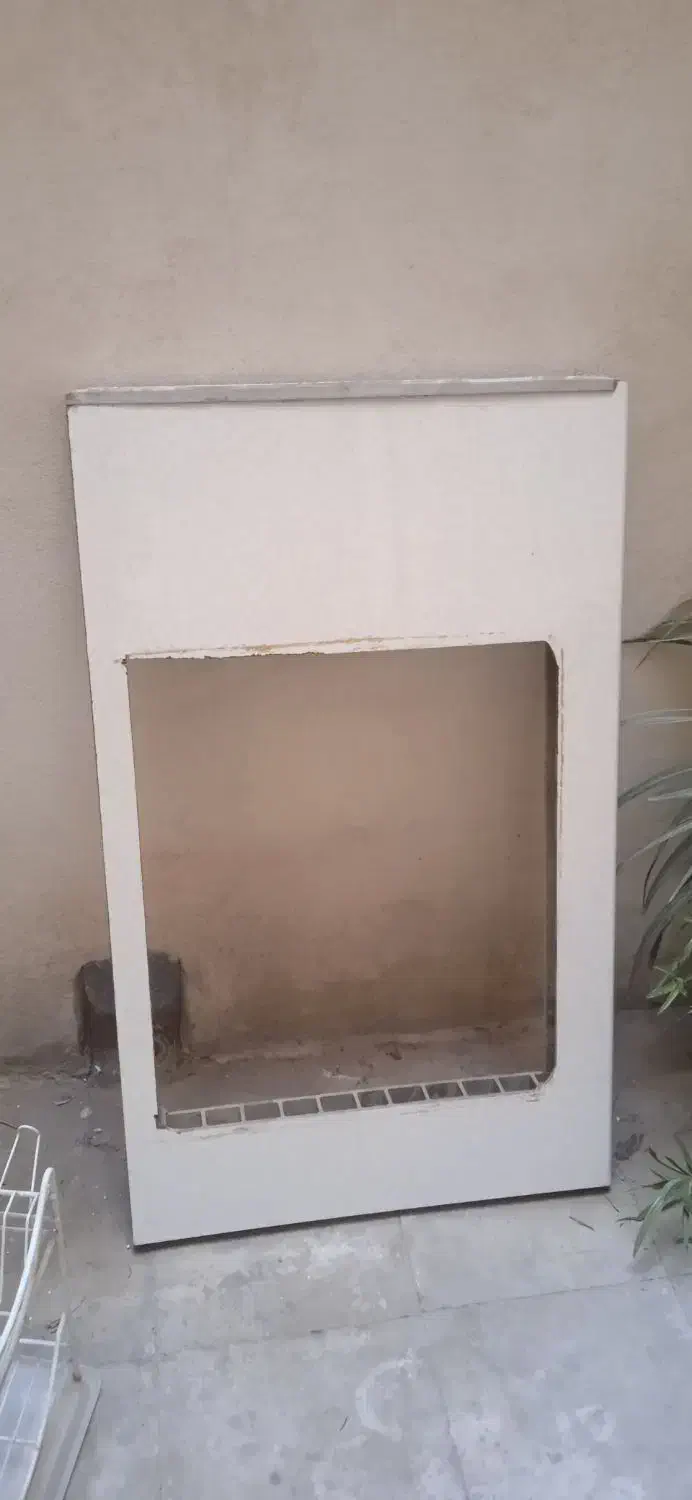 صفحه برش خورده گاز وتعدادی وسیله کار کرده|آب‌چکان و نظم‌دهنده ظروف|فردیس, نسترن شرقی|دیوار