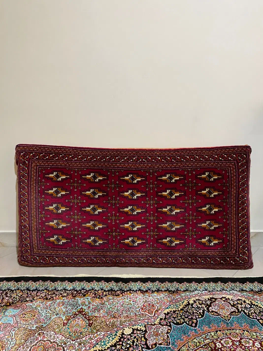 یک جفت پُشتی دست بافت|پشتی|اندیشه, اندیشه فاز ۴|دیوار