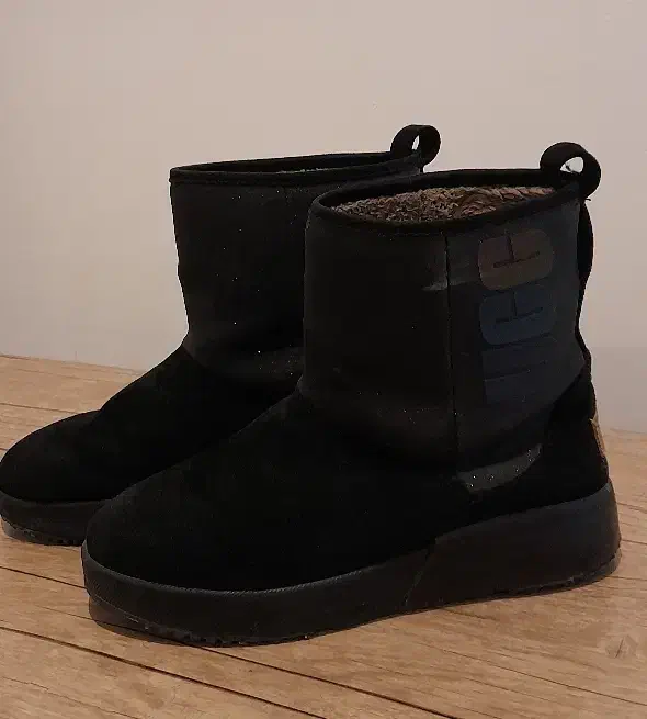 یک جفت کفش اسپرت و یک جفت نیم بوت|کیف، کفش، کمربند|سهند, |دیوار