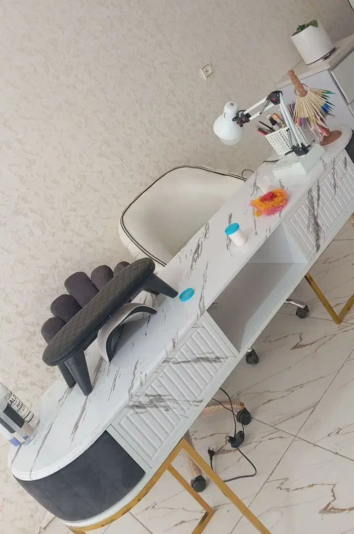 میز صندلی|صندلی و نیمکت|کنگاور, |دیوار