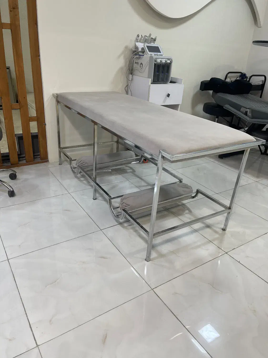 تخت|آرایشگاه و سالن‌های زیبایی|گرگان, |دیوار