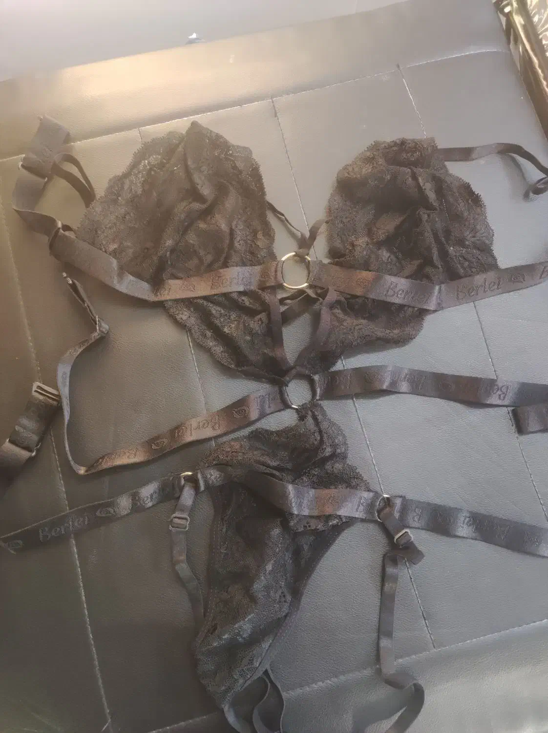 لباس زیر|لباس|ری, سیزده آبان|دیوار