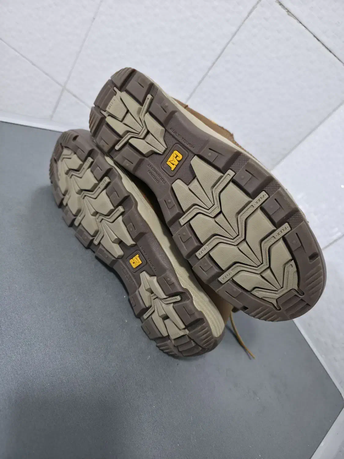 کفش کوهنوردی استوک اورجینال مارک CATآمریکادرصدرا|کیف، کفش، کمربند|شیراز, علوم پزشکی|دیوار