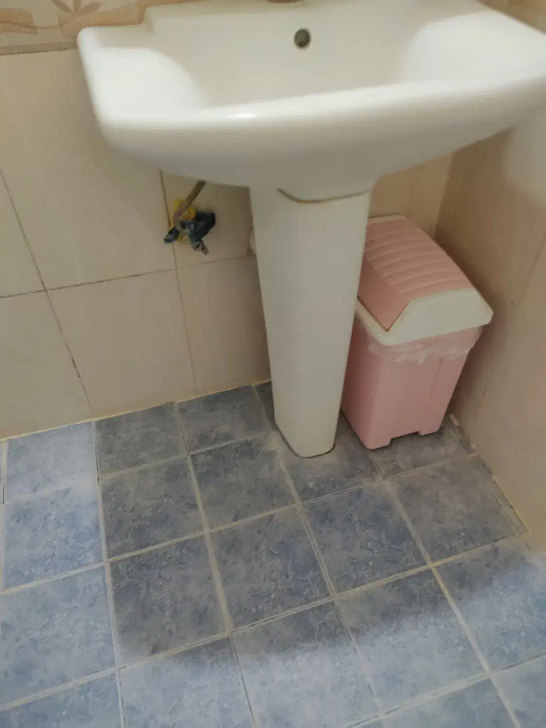 یک عدد روشویی سرامیکی در حد نو و کابینتی کارکرده|لوازم سرویس بهداشتی|اهواز, گلستان|دیوار