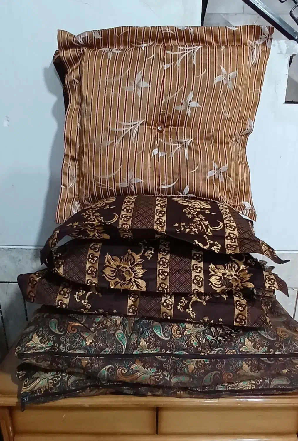 فروش تعدادی کوسن و بالش زیر دست پشم شیشه|رختخواب، بالش، پتو|مرودشت, فاز دوم شهرک فرهنگیان|دیوار