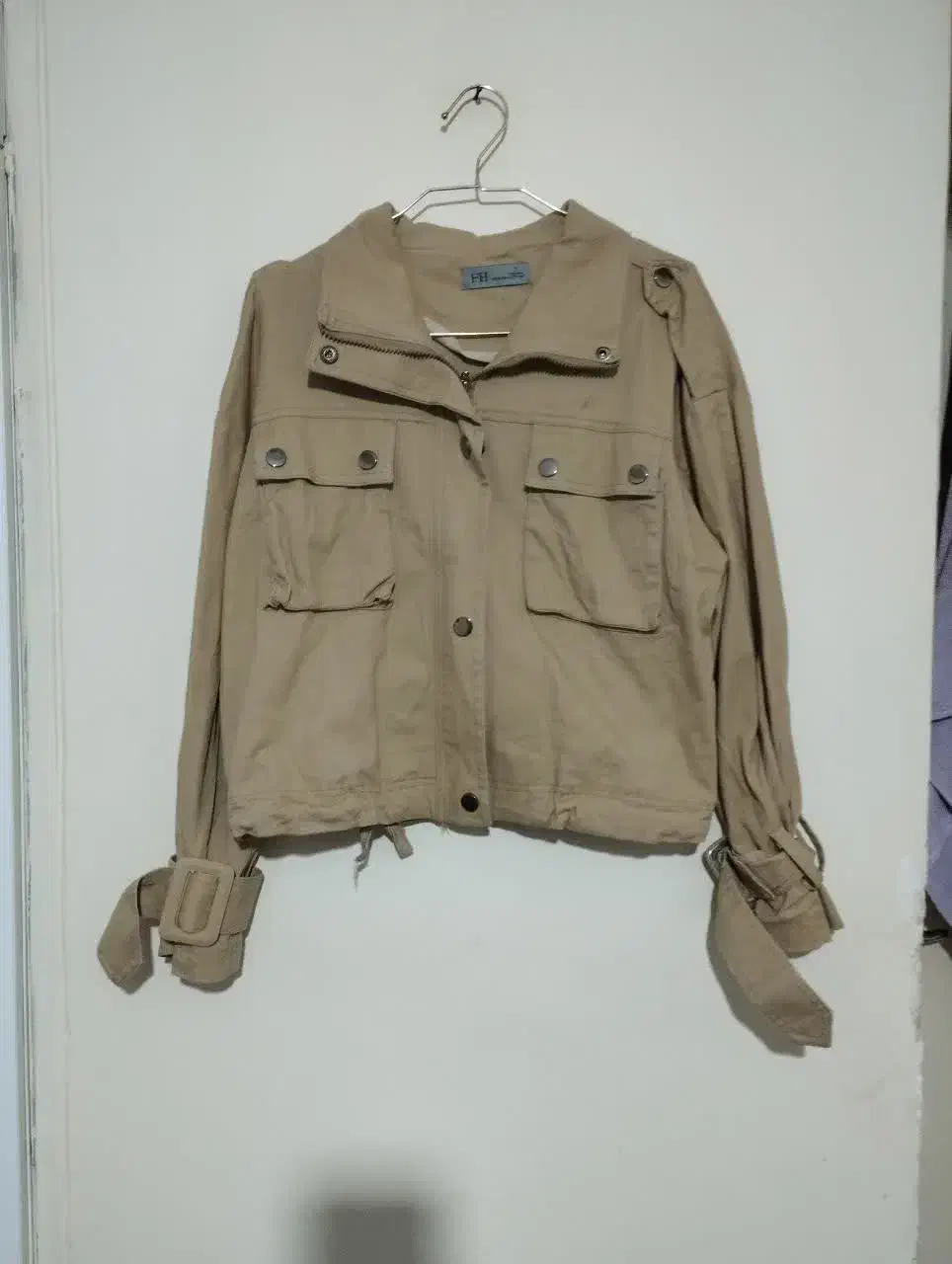 مقدار زیادی مانتو و لباس مجلسی|لباس|فردیس, نگارستان|دیوار