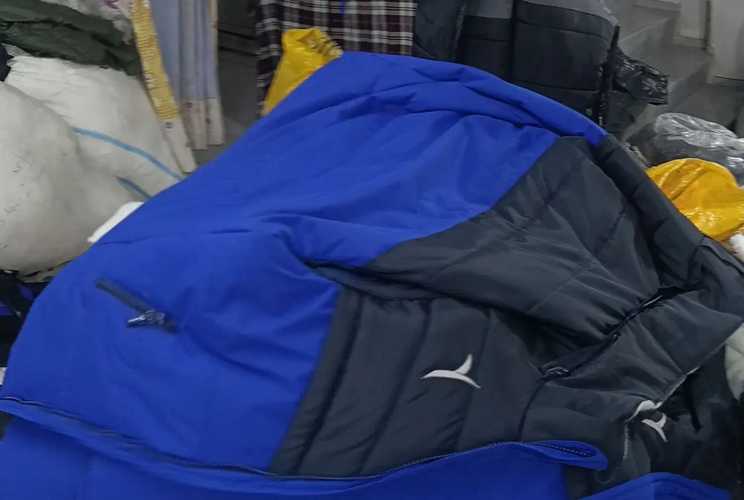 گمشده(کاپشن)|لباس|صائین قلعه, |دیوار