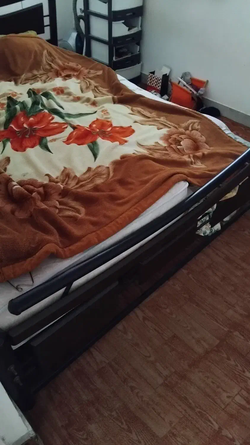 تخت دونفره بسیار زیبا فلزی|تخت و سرویس خواب|گرگان, |دیوار