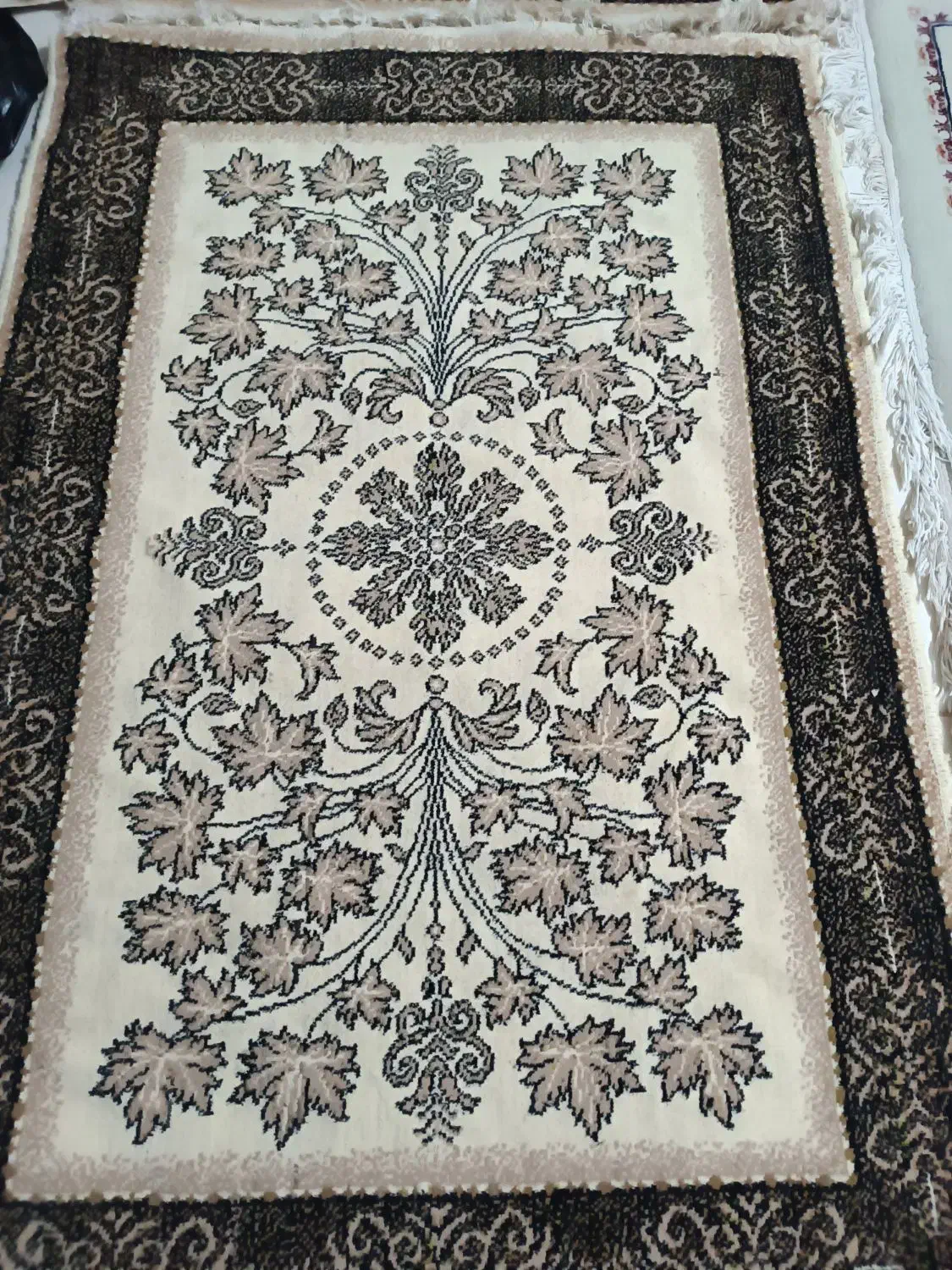 دو عدد فرش یک در یک نیم|فرش|قائم‌شهر, |دیوار