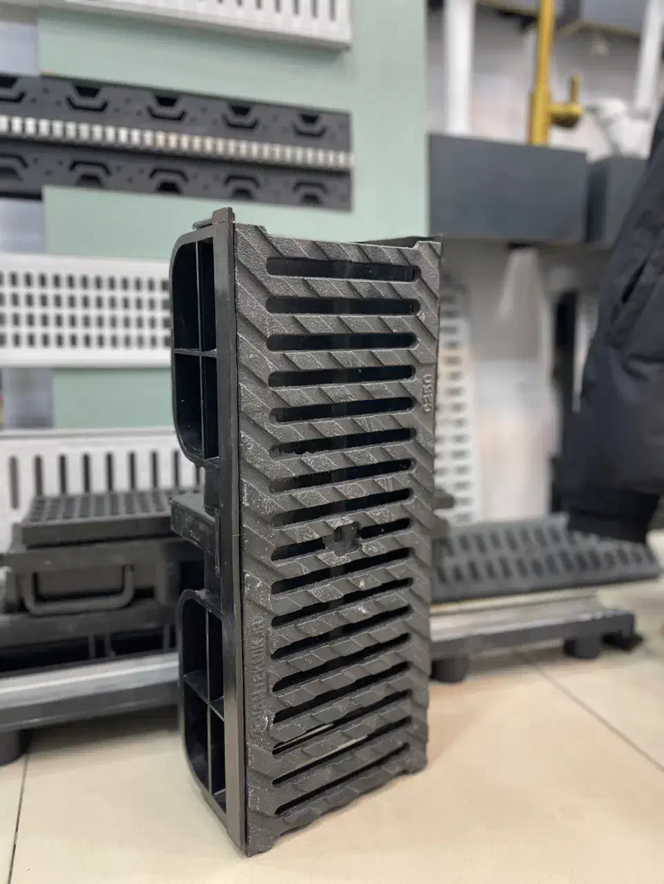 گاتر چدن سختجان هیولایی که زیر ۴۰ تن وزن اخ نمیگه|مصالح و تجهیزات ساختمان|شیراز, فرهنگ شهر|دیوار