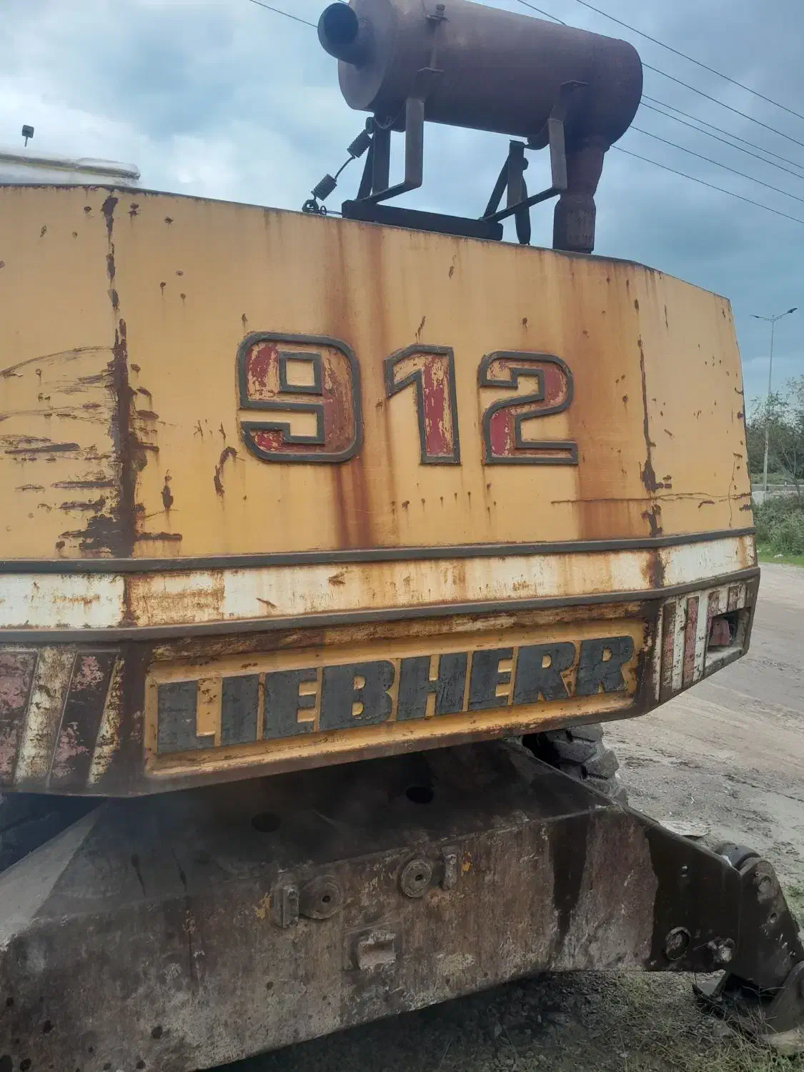 بیل مکانیکی لاستیکی لیپهر ۹۱۲|خودرو سنگین|آستارا, |دیوار