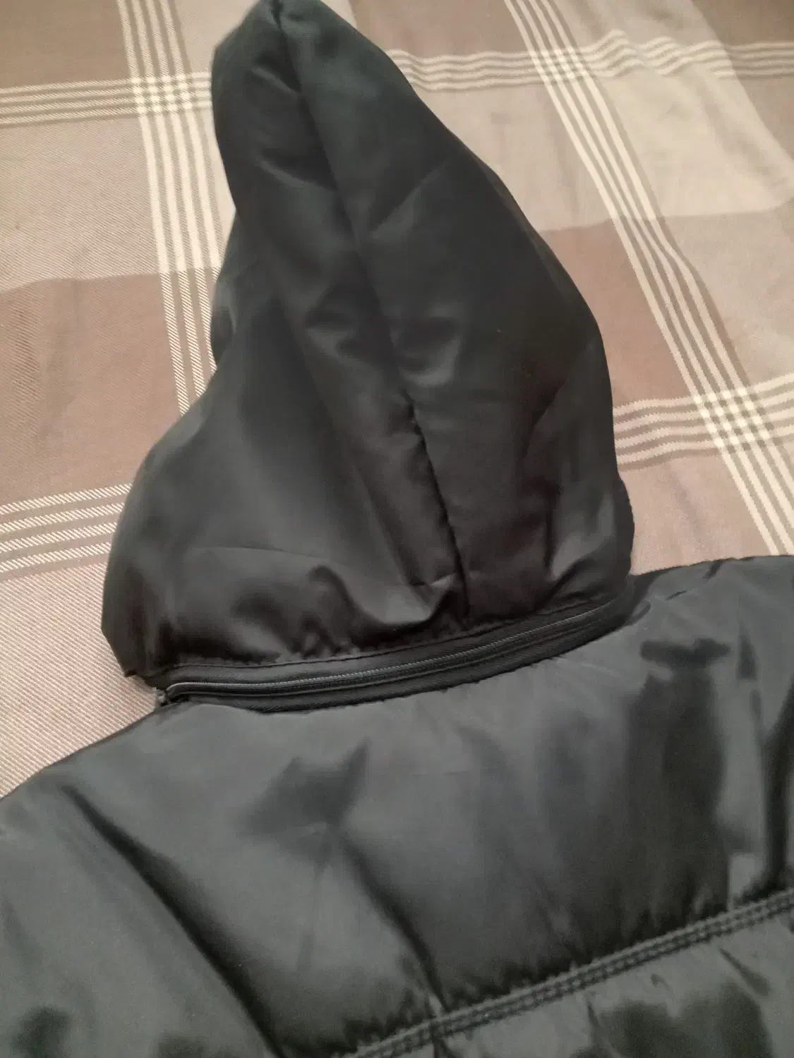 کاپشن|لباس|رباط‌کریم, رباط‌کریم|دیوار