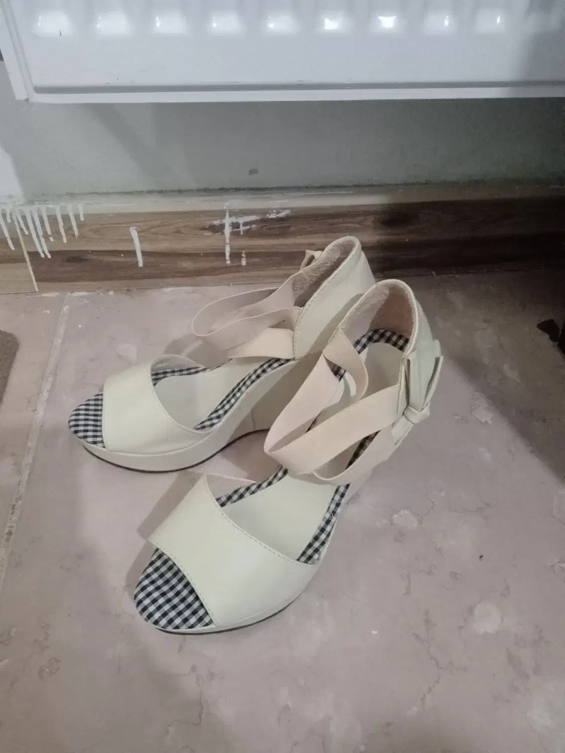 کفش پاپیون|کیف، کفش، کمربند|پرند, فاز ۵|دیوار