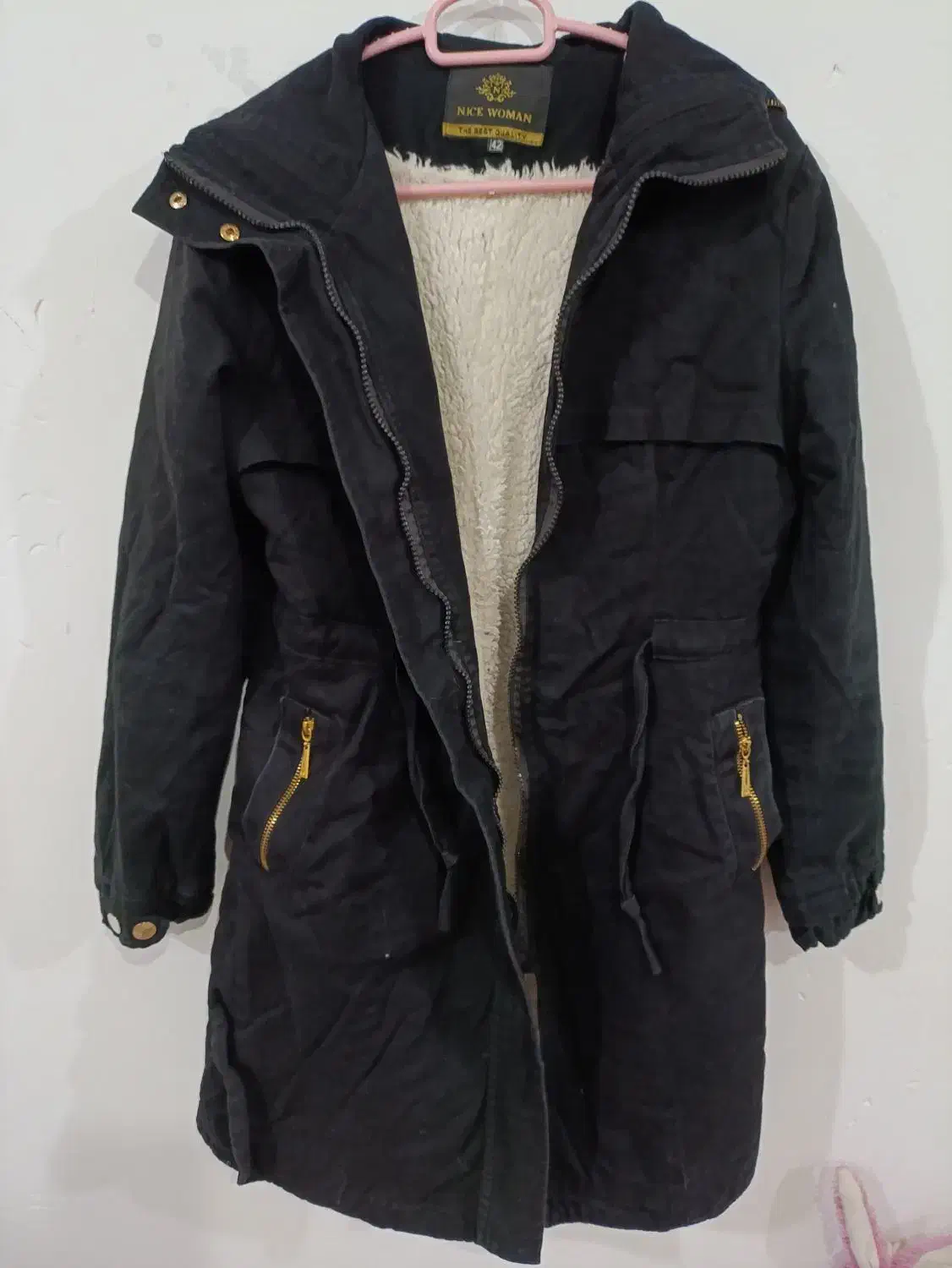 پالتو|لباس|اهر, |دیوار