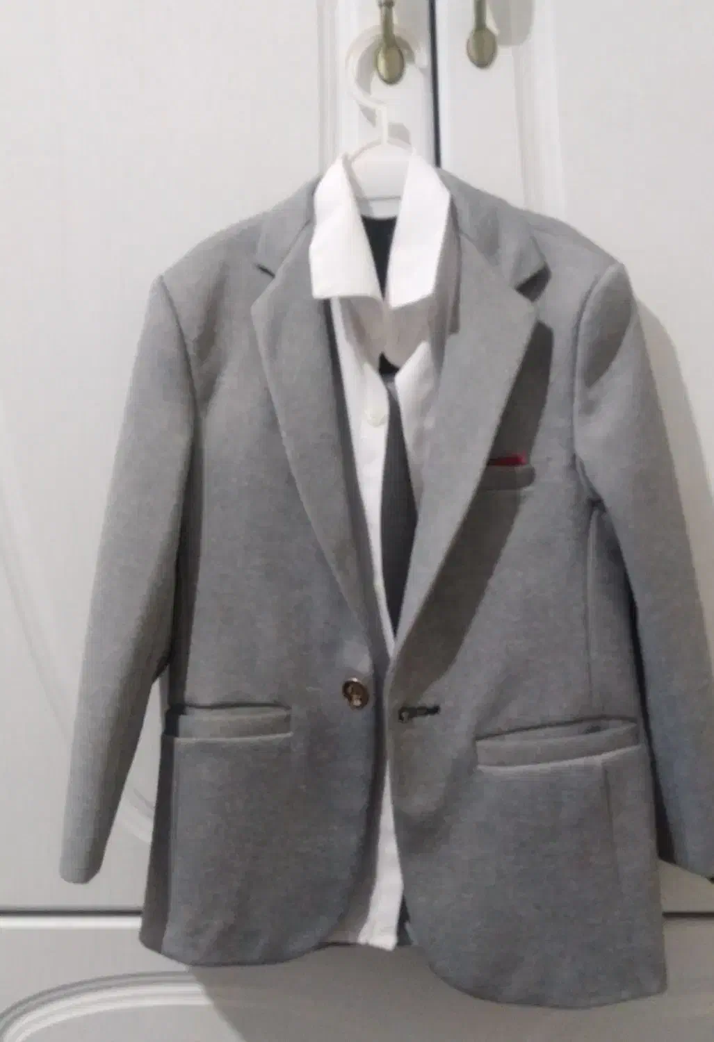 یک دس کت و شلوار و جلیقه به همراه پیراهن سفید|لباس|لالجین, |دیوار