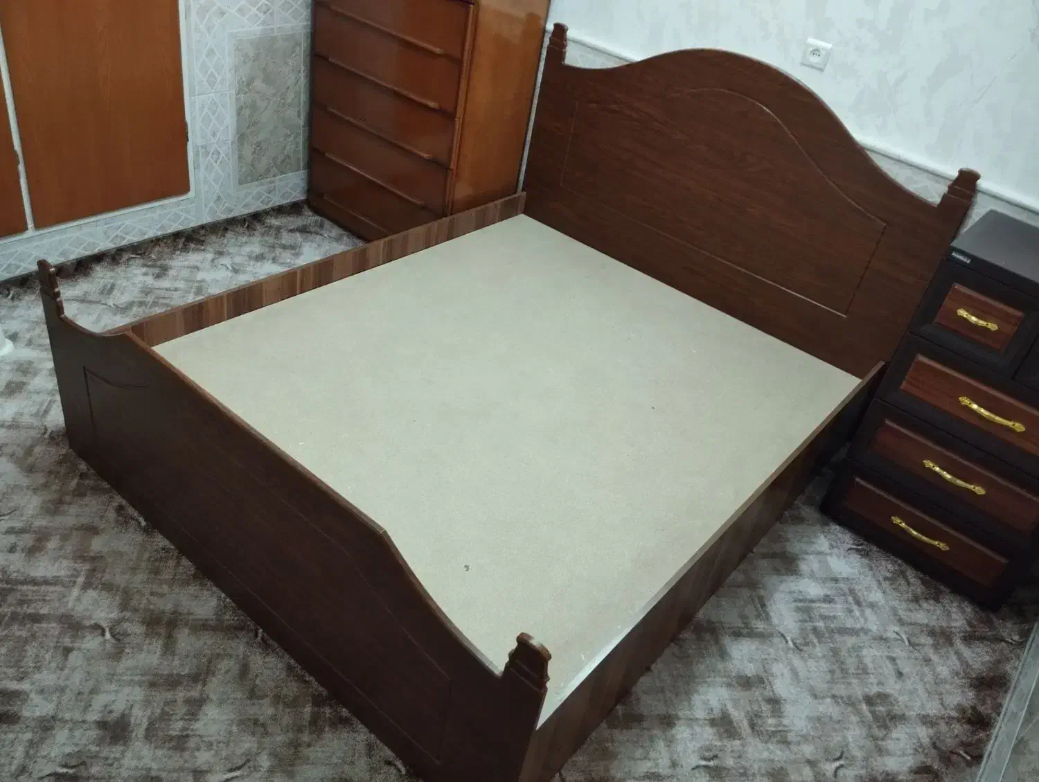 تخت خواب|تخت و سرویس خواب|قم, بنیاد|دیوار