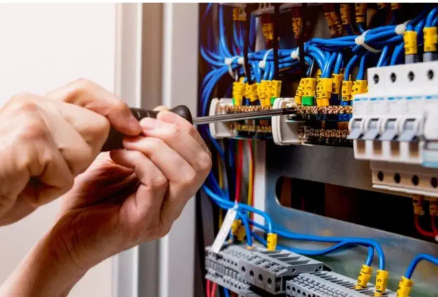 اجرای انواع کار برقی جزیی و پروژه ای و عیب یابی|خدمات پیشه و مهارت|بندرعباس, |دیوار