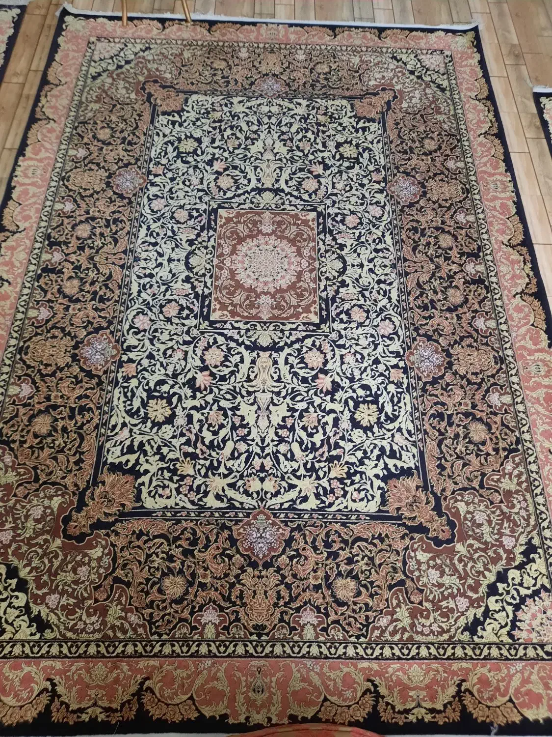 فرش|فرش|قم, باغ کرباسی|دیوار