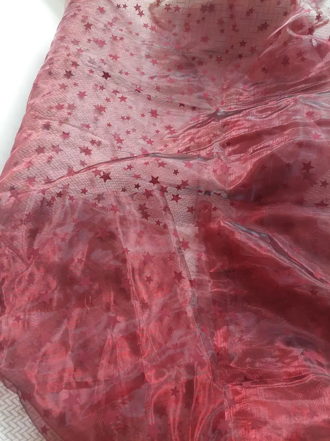 پارچه زرشکی رنگ ( تور یا حریر با طرح ستاره )|پرده، رانر، رومیزی|شیراز, زرگری|دیوار