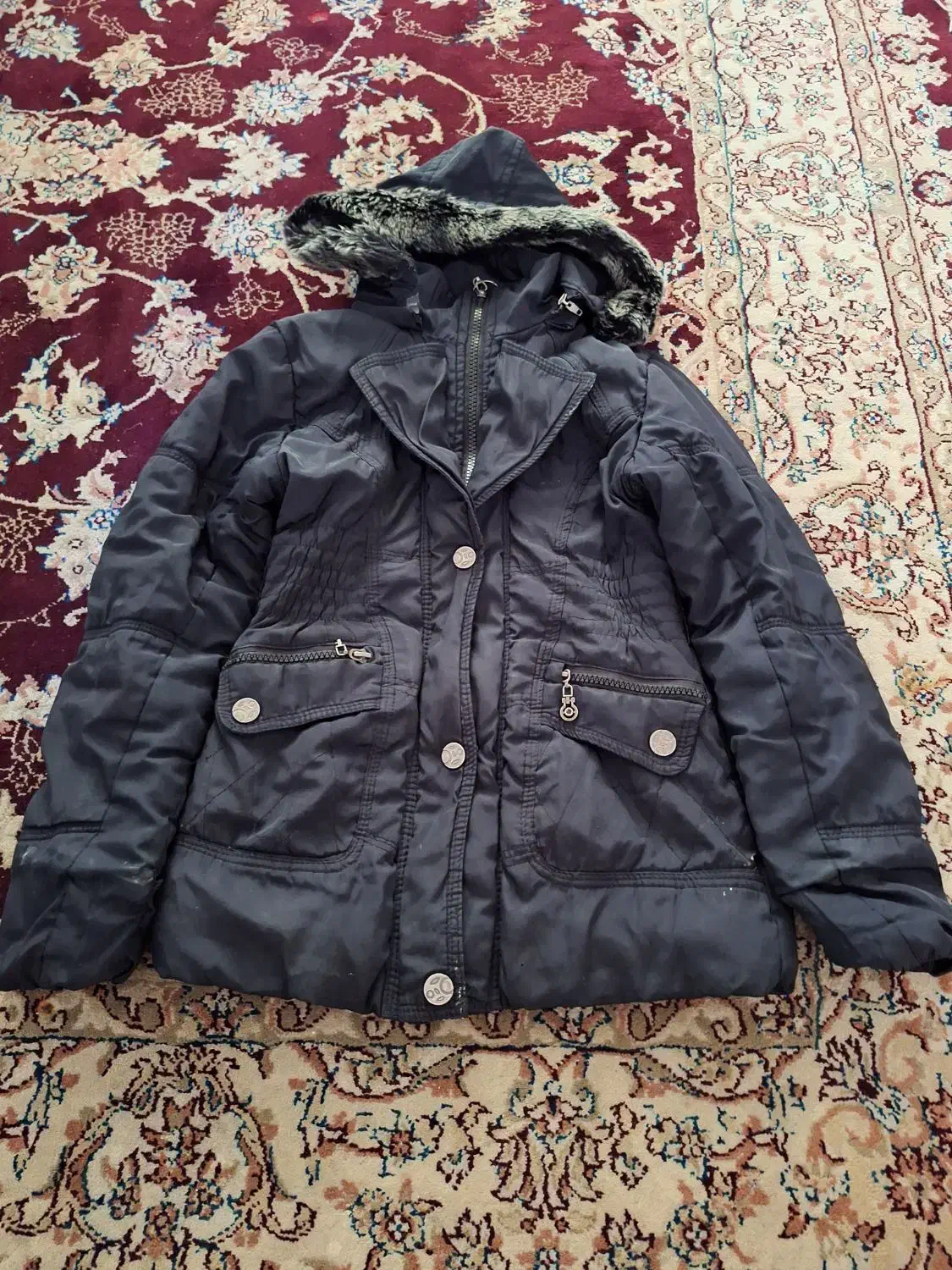 کاپشن|لباس|اشتهارد, |دیوار