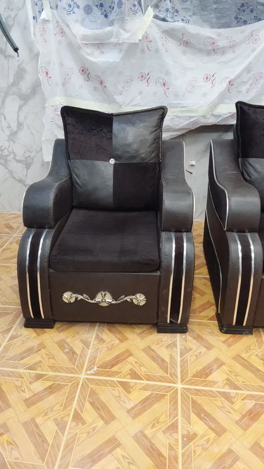 ۲عدد مبل راحتی|مبلمان خانگی و میز عسلی|آستانه اشرفیه, |دیوار