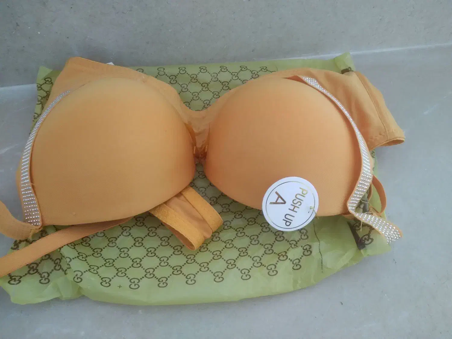 سوتین|لباس|کاشان, زیدی|دیوار