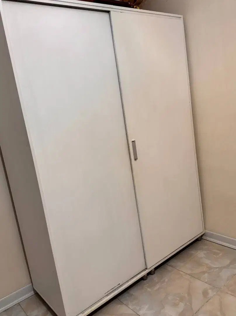 تخت و پاتختی و کمد بزرگ دارای طبقه و رگال لباس|تخت و سرویس خواب|همدان, |دیوار