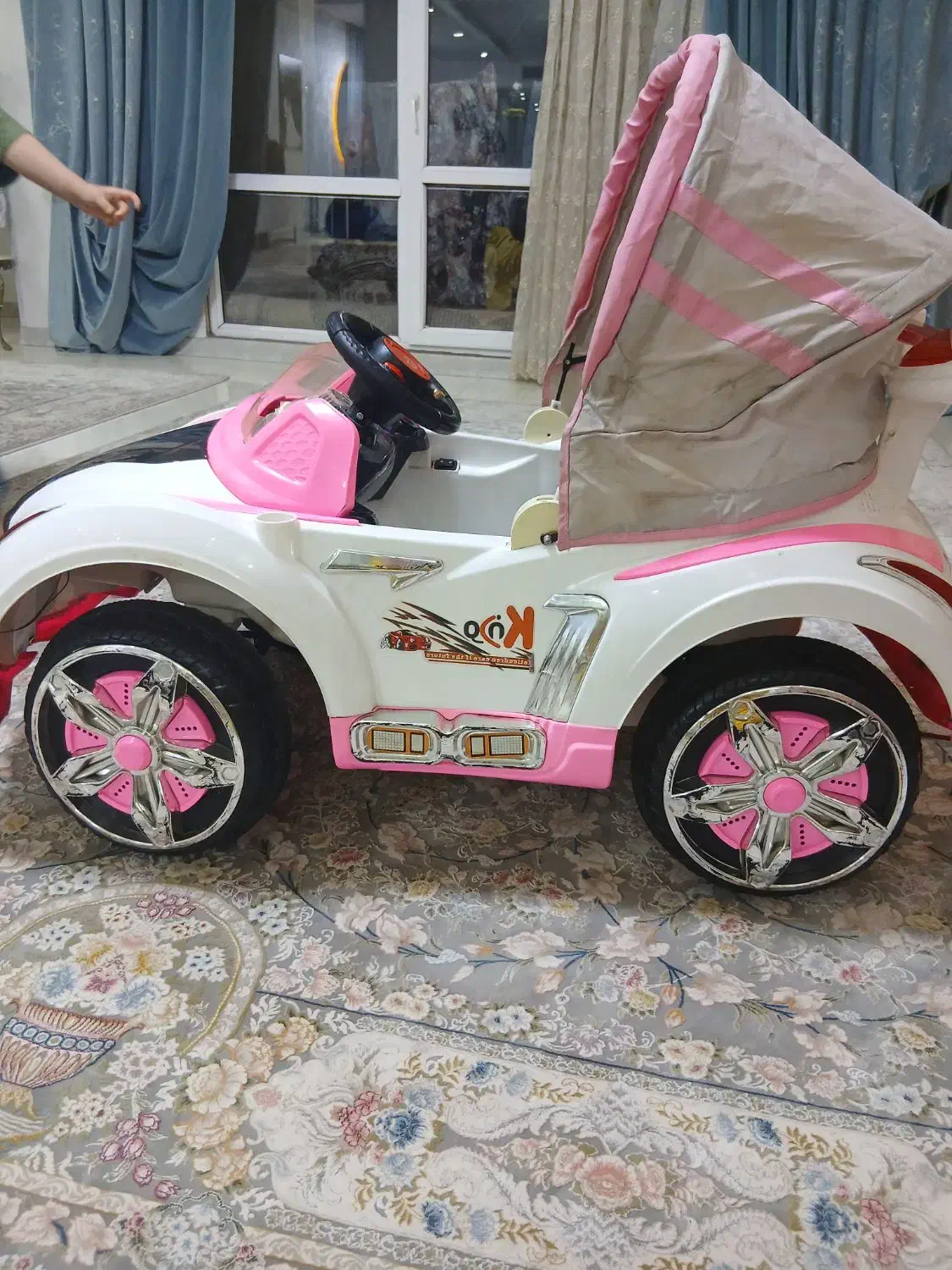 ماشین شارژی دونفره کاملا سالم فقط باتری نداره|اسباببازی بچه|کرج, شاهینویلا|دیوار