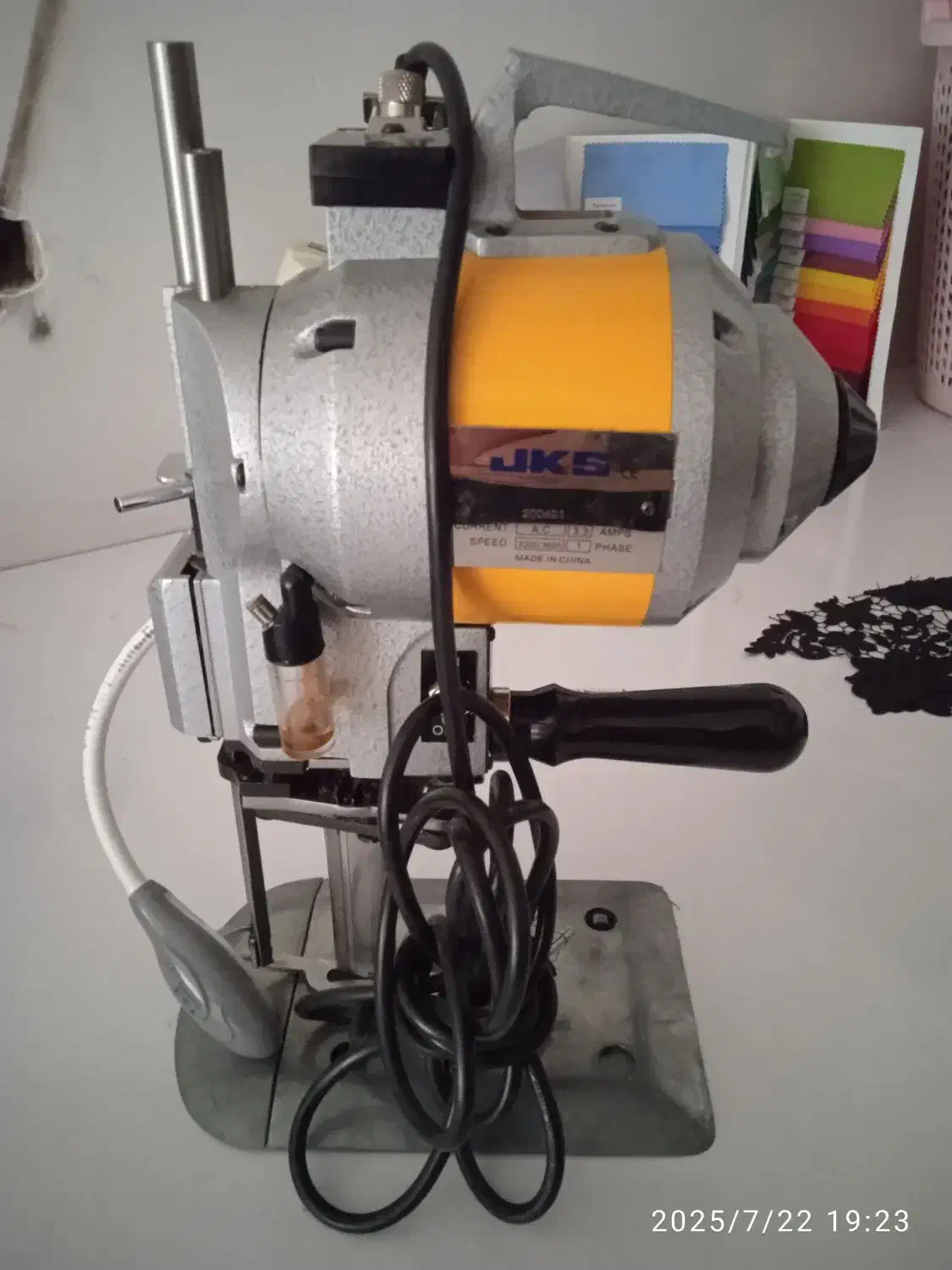 فروش یه عدد میز برش و یه عدد قیچی برش ۵|لوازم خیاطی و بافتنی|میاندوآب, |دیوار