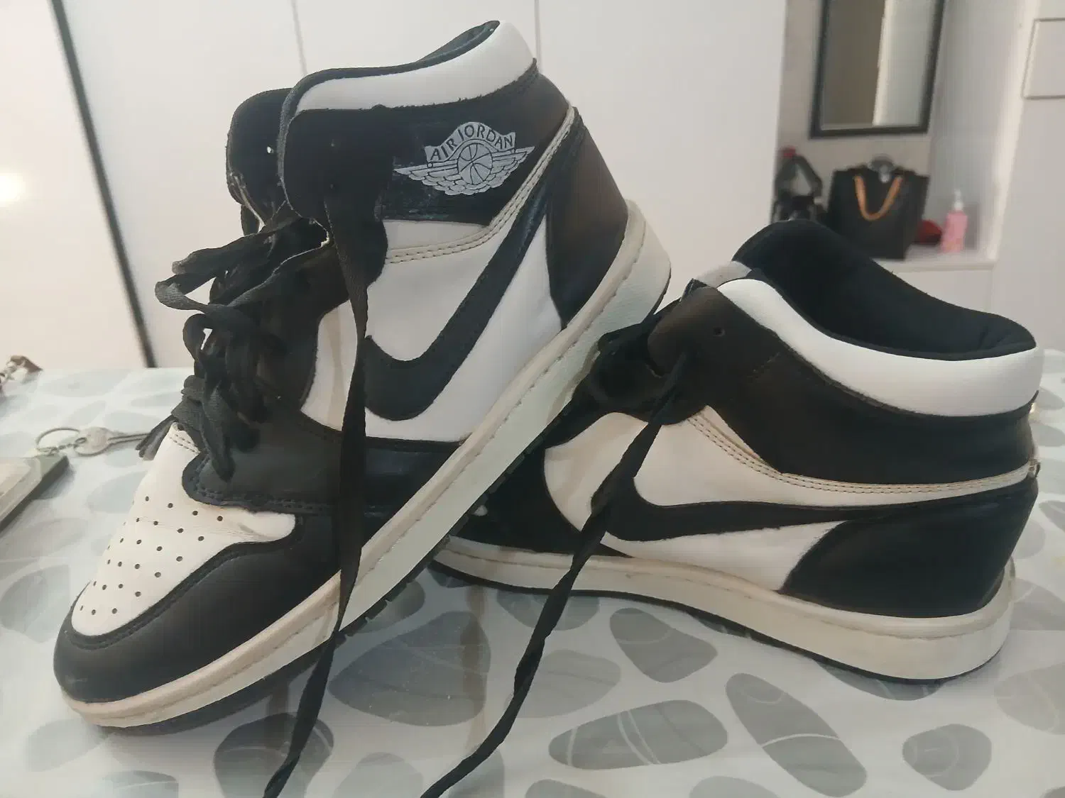 کتونی|کیف، کفش، کمربند|پیشوا, |دیوار