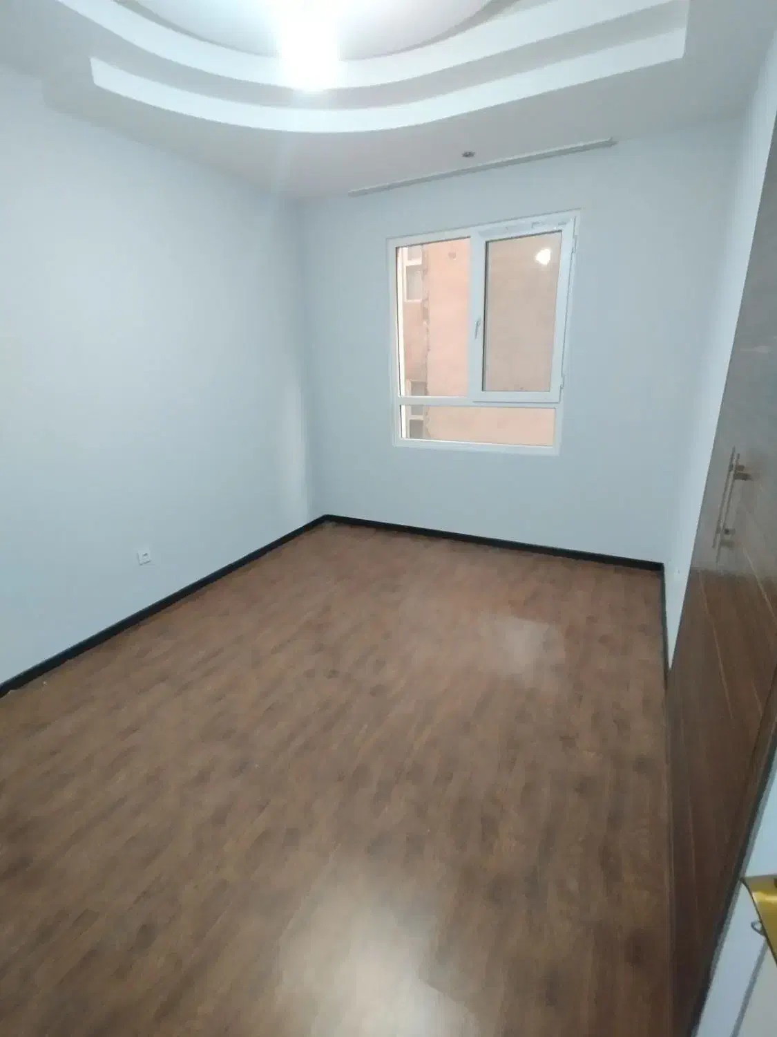 ۱۳۵متر فول چهارباغ شرقی تکواحدی ۴ ساله تخلیه