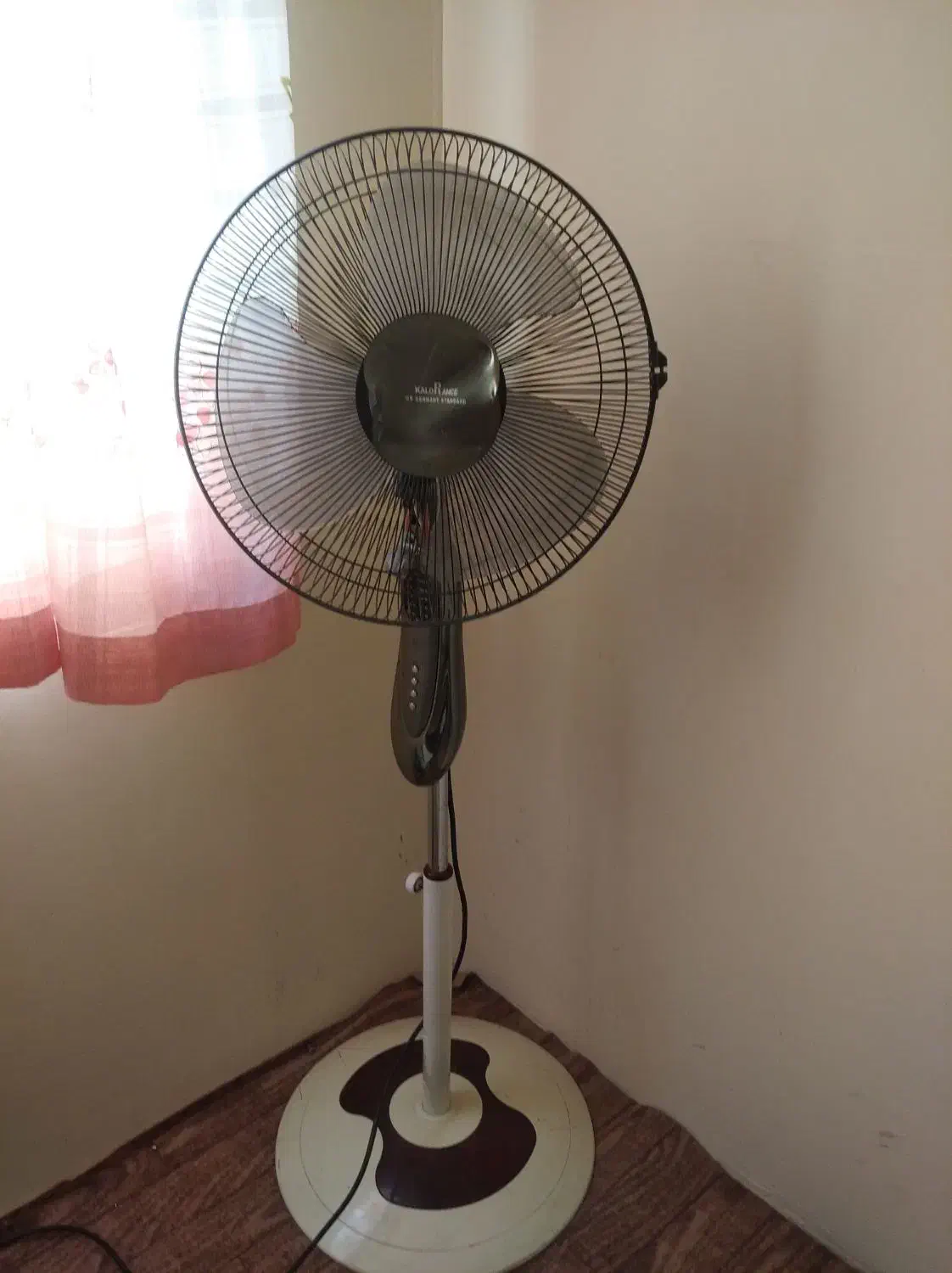 پنکه پایه بلند|پنکه و تصفیه‌کنندهٔ هوا|پرند, فاز ۶|دیوار