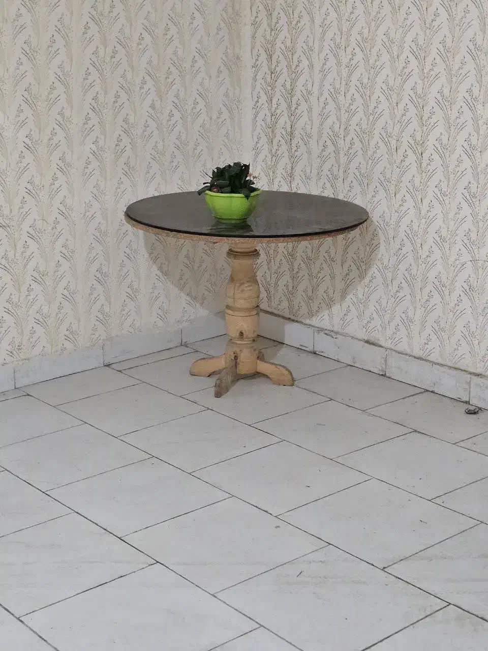 میز گرد چوبی|میز و صندلی غذاخوری|گلبهار, شهر جدید گلبهار|دیوار