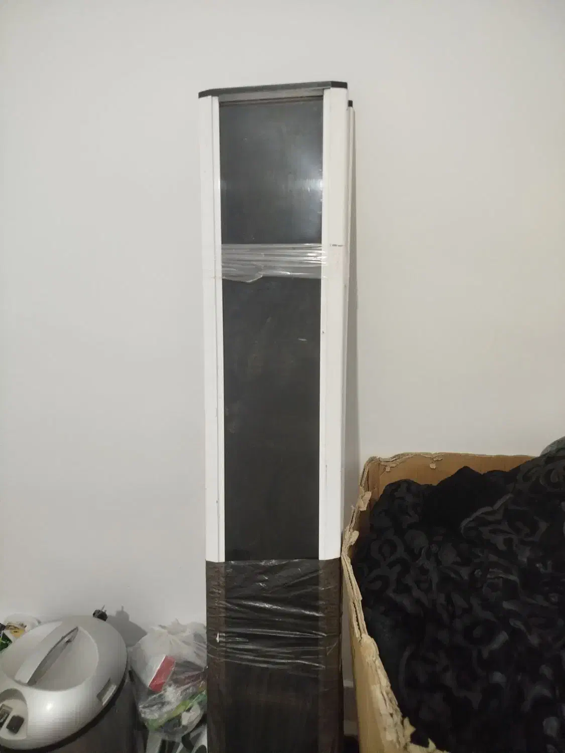 یک عدد گیت دزدگیر با تعدادی تک|فروشگاه و مغازه|کاشمر, |دیوار