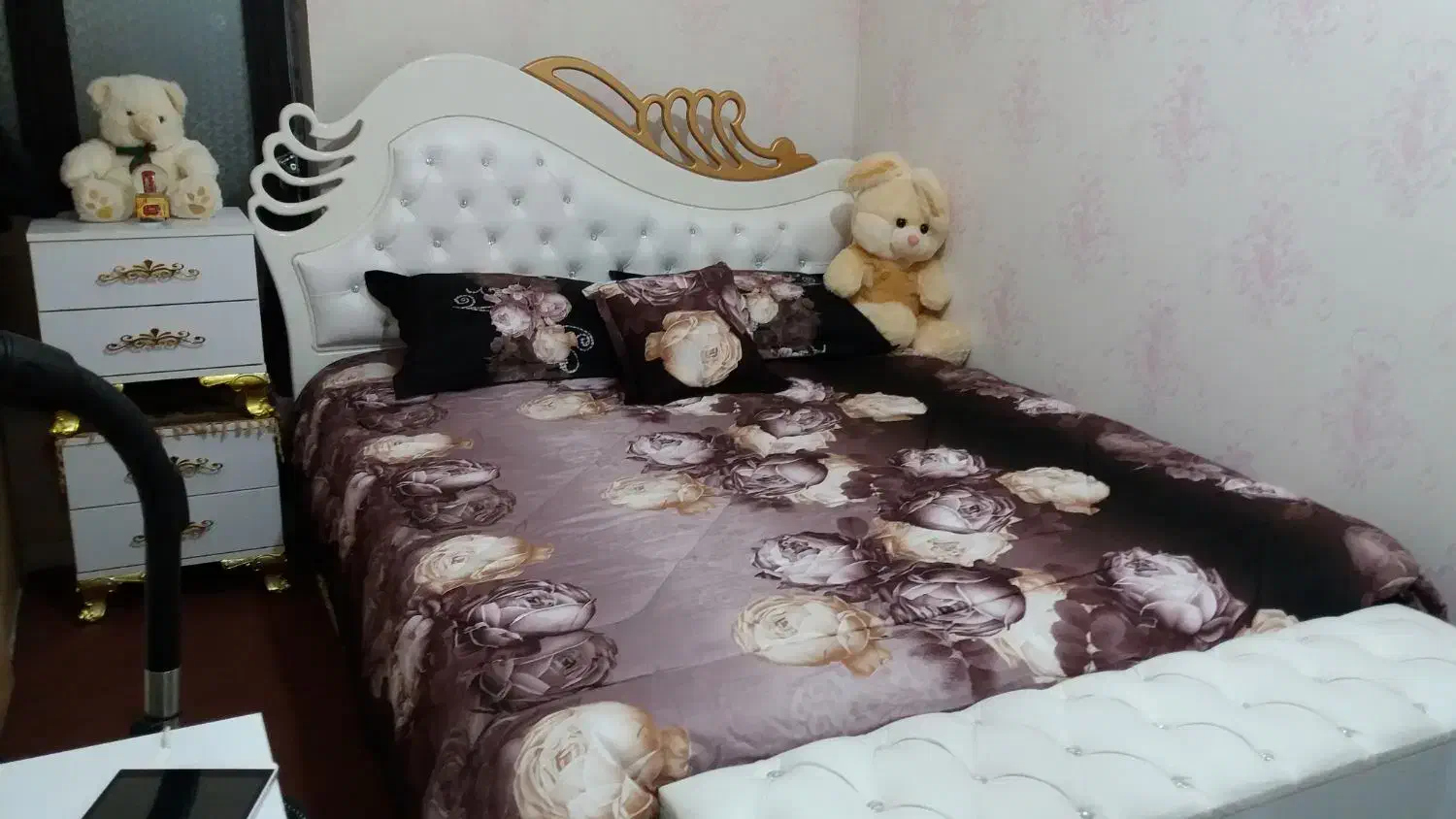 تخت به همراه پاف.|تخت و سرویس خواب|تهران, بلورسازی|دیوار