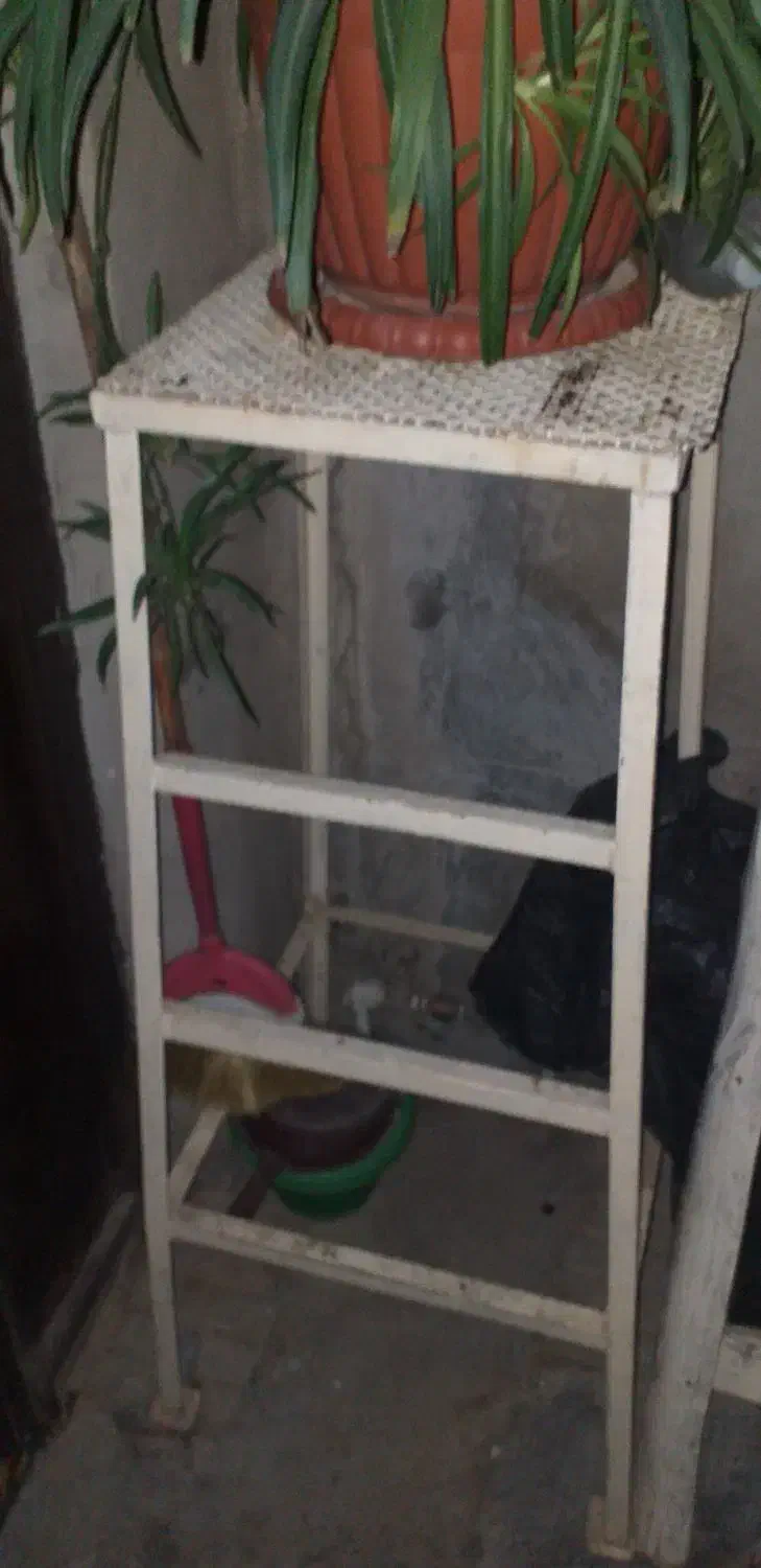 چهارپایه آهنی|مبلمان خانگی و میز عسلی|قدس, شهر‌قدس|دیوار