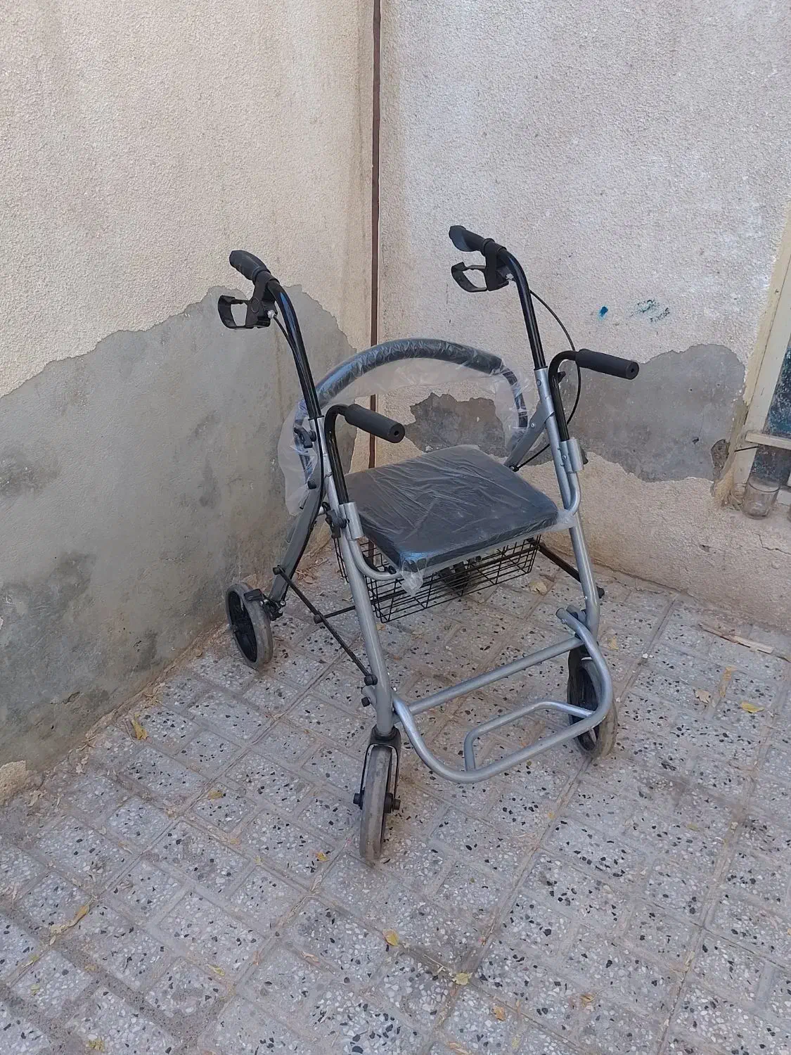 واکر چهار چرخ نو جاپایی دار|آرایشی، بهداشتی، درمانی|مشهد, نیزه|دیوار