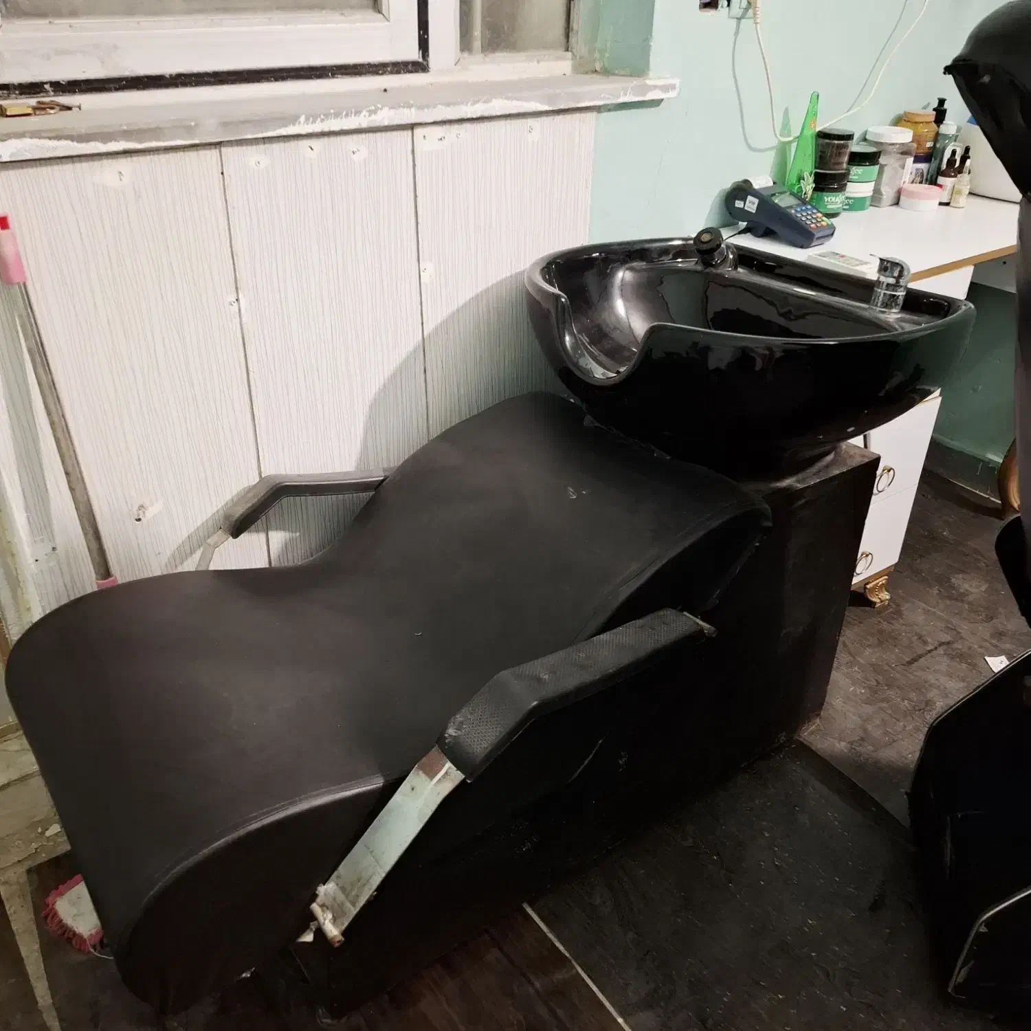 دوعددصندلی اصلاح،سرشور،میزناخن|آرایشگاه و سالن‌های زیبایی|چابهار, |دیوار