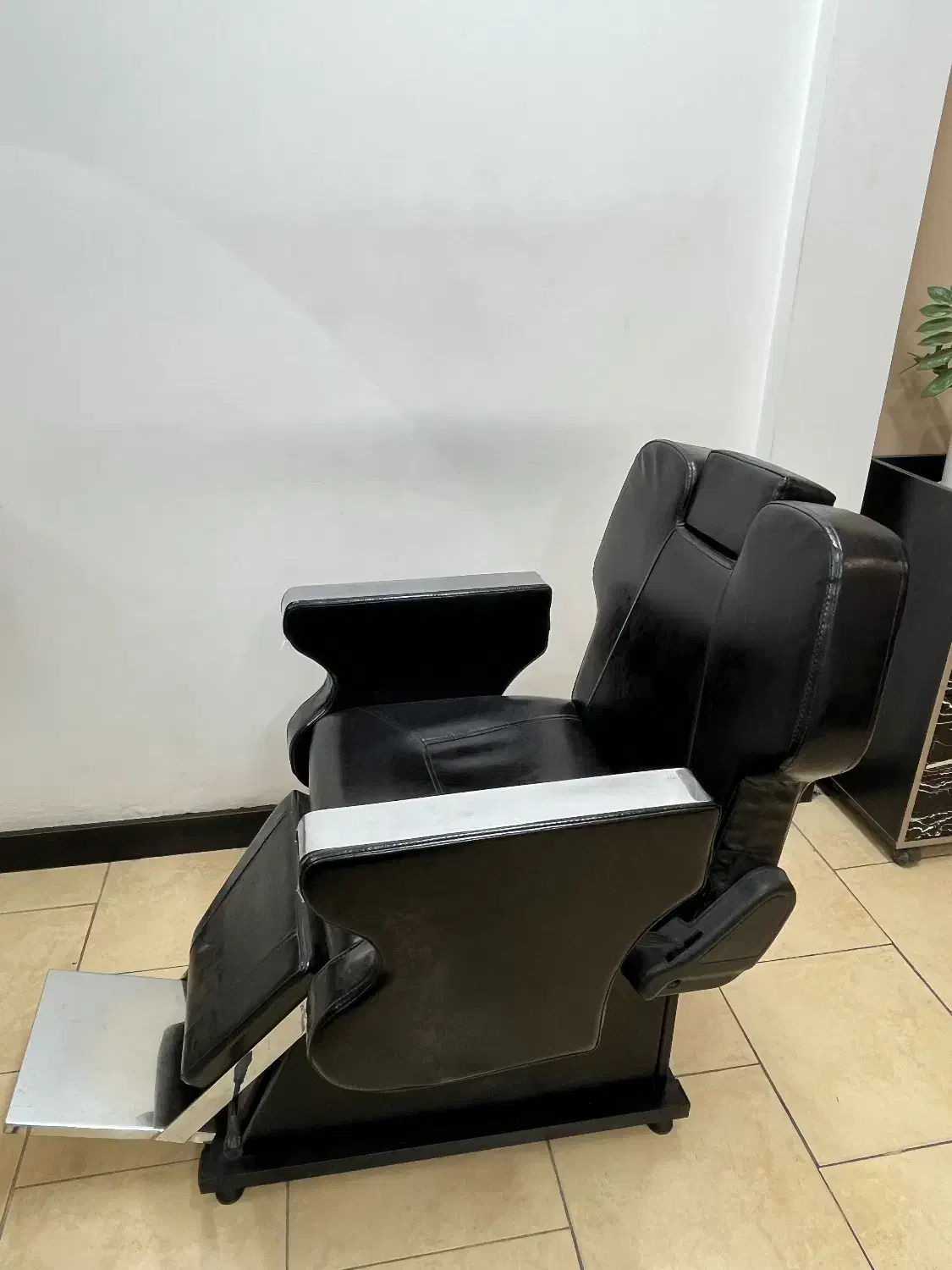 صندلی کوتاهی|آرایشگاه و سالنهای زیبایی|کاشان, مفتح|دیوار