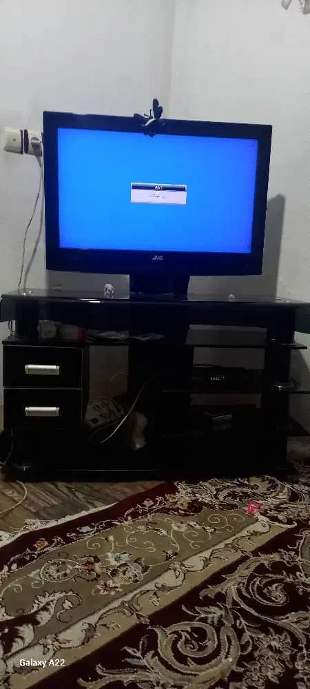 تلویزیون ۳۲ اینج مارکJVS با میز شیشه ترک و دیجیتال|تلویزیون و پروژکتور|مشهد, نیزه|دیوار