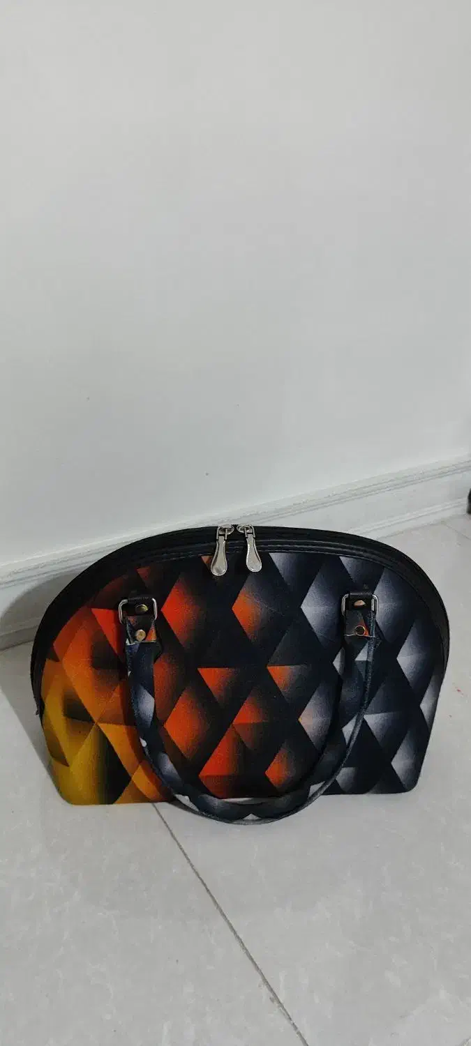 کیف|کیف، کفش، کمربند|بومهن, |دیوار