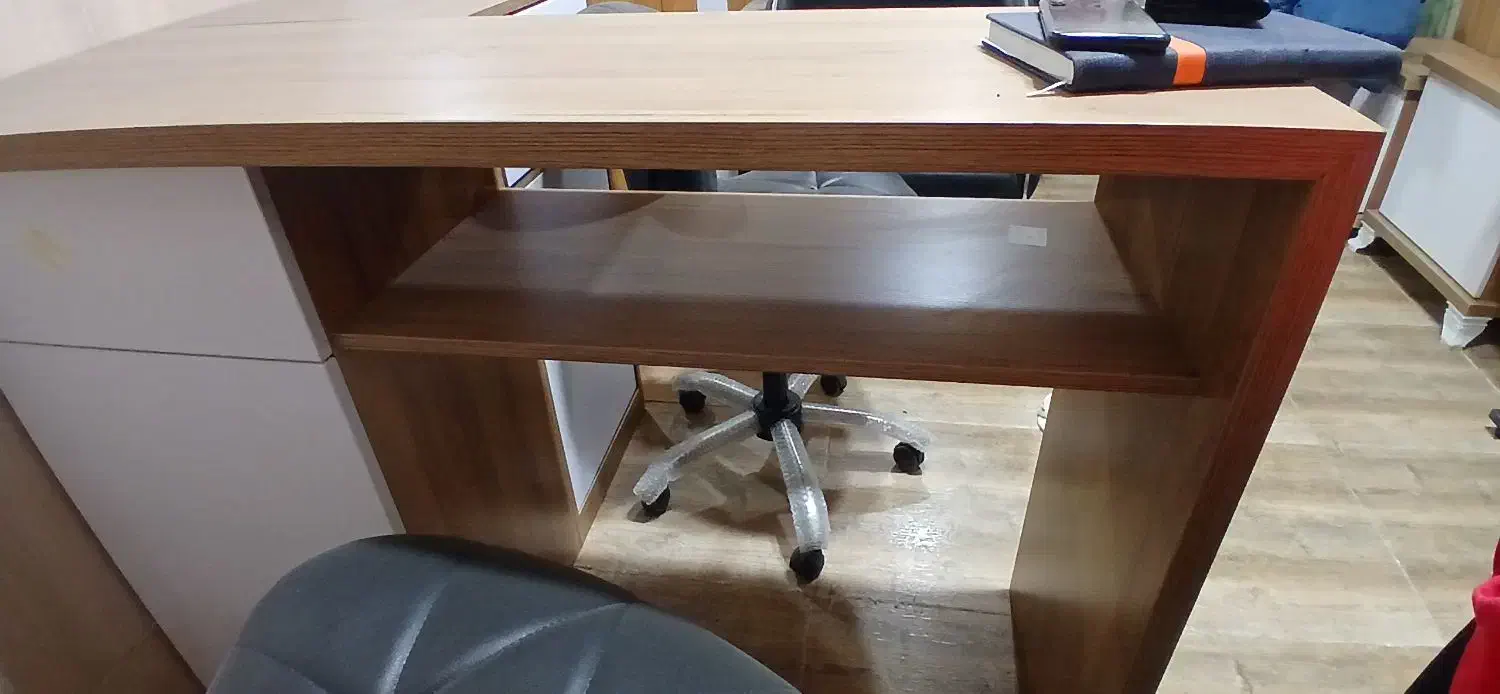 میز ناخن و شلف MDF مخصوص سالن‌های کوچک و شیک|آرایشگاه و سالن‌های زیبایی|نشتارود, |دیوار